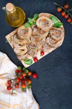 Çeri domatesli ve fesleğenli sebzelerle doldurulmuş leziz etli börekler. Şenlik yemeği. Düz yatıyordu. Boşluğu kopyala