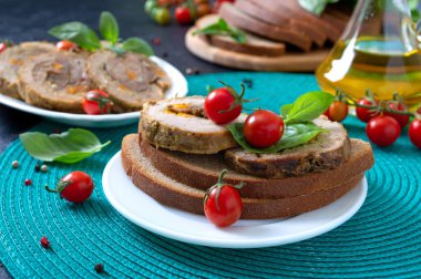 Çavdar ekmeğinde rulo köfte, kirazlı domates ve fesleğen. Lezzetli ve sağlıklı kahvaltı..