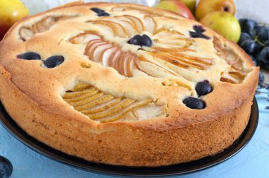 Armut dilimleri ve üzümlü lezzetli sonbahar pastası. Yakın plan.