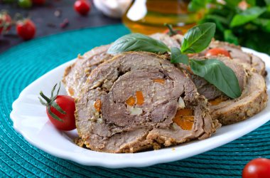 Çeri domatesli ve fesleğenli sebzelerle doldurulmuş leziz etli börekler. Kutlama yemeği..