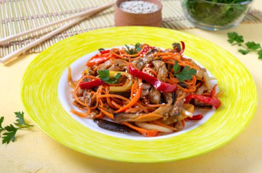 Kore patlıcanları. Patlıcanlı baharatlı sebze salatası, dolmalık biber, havuç, parlak bir zemin üzerinde soğan..