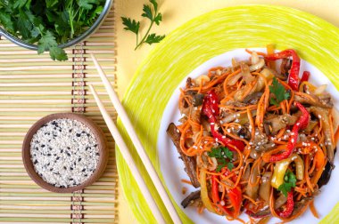 Kore patlıcanları. Patlıcanlı baharatlı sebze salatası, dolmalık biber, havuç, parlak bir zemin üzerinde soğan..