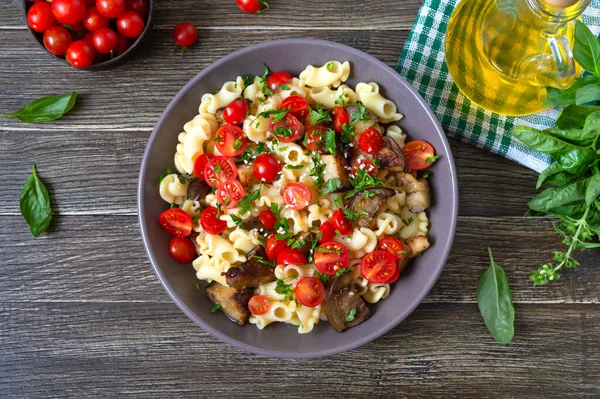 Pasta Creste Grilovaným Lilkem Cherry Rajčaty Bylinkami Lahodný Teplý Salát — Stock fotografie