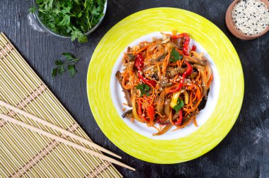 Kore patlıcanları. Patlıcanlı baharatlı sebze salatası, dolmalık biber, havuç, siyah arkaplanda soğan..