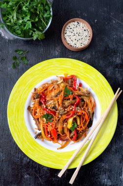 Kore patlıcanları. Patlıcanlı baharatlı sebze salatası, dolmalık biber, havuç, siyah arkaplanda soğan..