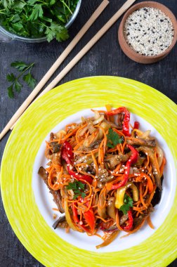 Kore patlıcanları. Patlıcanlı baharatlı sebze salatası, dolmalık biber, havuç, siyah arkaplanda soğan..