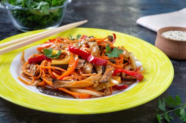 Kore patlıcanları. Patlıcanlı baharatlı sebze salatası, dolmalık biber, havuç, siyah arkaplanda soğan..