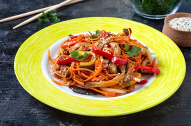 Kore patlıcanları. Patlıcanlı baharatlı sebze salatası, dolmalık biber, havuç, siyah arkaplanda soğan..