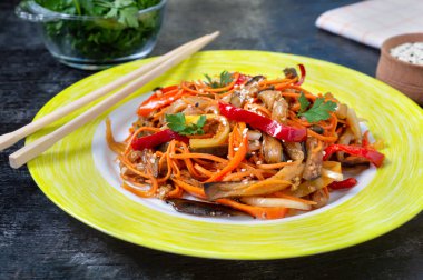 Kore patlıcanları. Patlıcanlı baharatlı sebze salatası, dolmalık biber, havuç, siyah arkaplanda soğan..