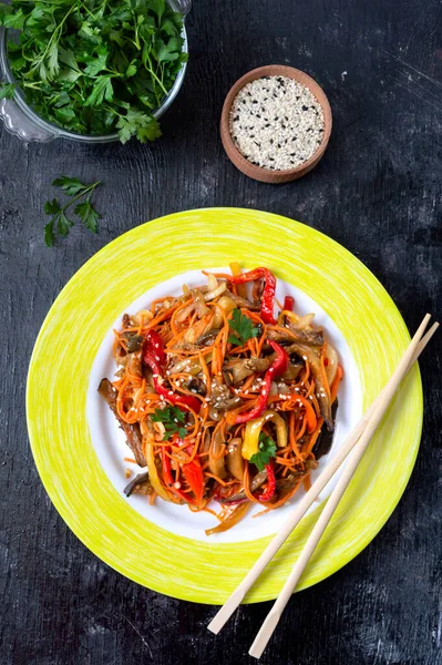 Kore patlıcanları. Patlıcanlı baharatlı sebze salatası, dolmalık biber, havuç, siyah arkaplanda soğan..