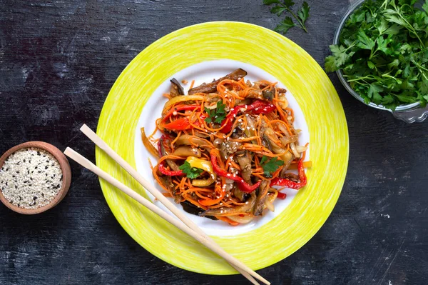 Berenjenas Coreanas Ensalada Verduras Picantes Con Berenjena Pimientos Zanahorias Cebollas — Foto de Stock