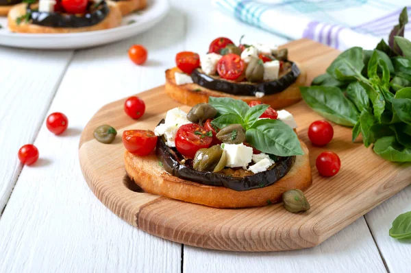 Knoflookbruschetta Met Aubergine Feta Kerstomaten Kappertjes Handig Vegetarisch Voorgerecht Italiaanse — Stockfoto