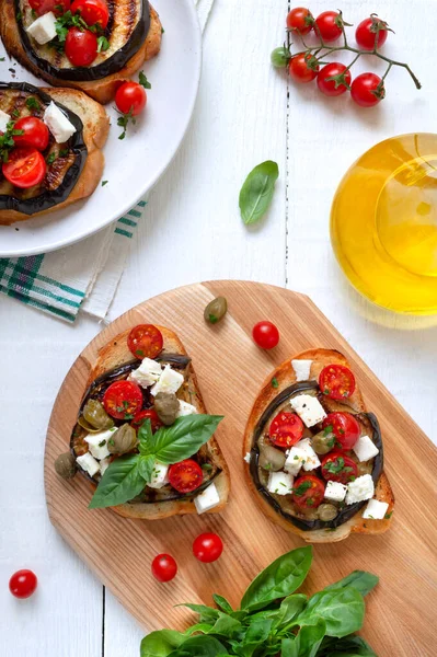 Bruschetta Ajo Con Berenjena Feta Tomates Cherry Alcaparras Útil Aperitivo — Foto de Stock