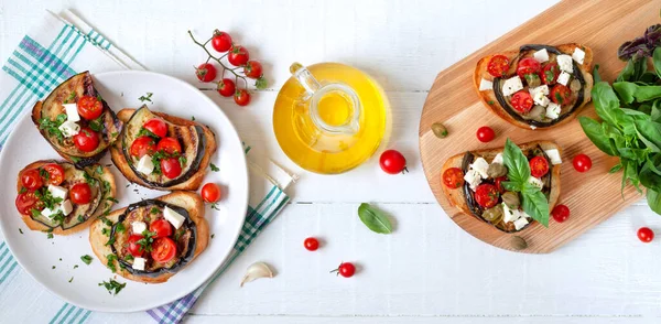 Vitlök Bruschetta Med Äggplanta Feta Körsbärstomater Kapris Användbar Vegetarisk Förrätt — Stockfoto