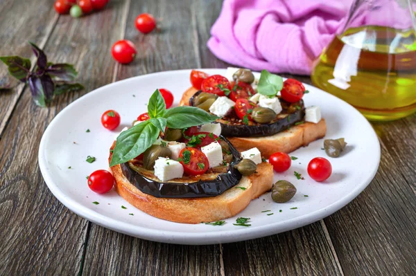 Fokhagymás Bruschetta Padlizsánnal Feta Cseresznyés Paradicsom Kapribogyó Hasznos Vegetáriánus Előétel — Stock Fotó