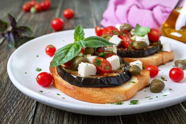 Fokhagymás Bruschetta Padlizsánnal Feta Cseresznyés Paradicsom Kapribogyó Hasznos Vegetáriánus Előétel — Stock Fotó