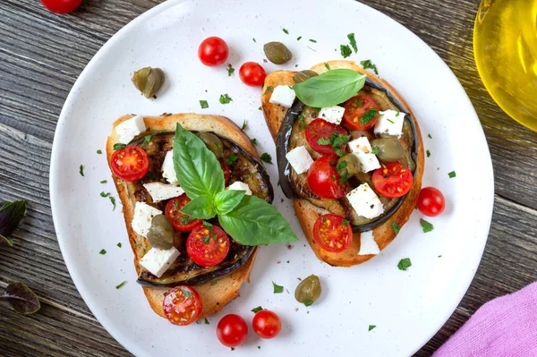 Fokhagymás Bruschetta Padlizsánnal Feta Cseresznyés Paradicsom Kapribogyó Hasznos Vegetáriánus Előétel — Stock Fotó