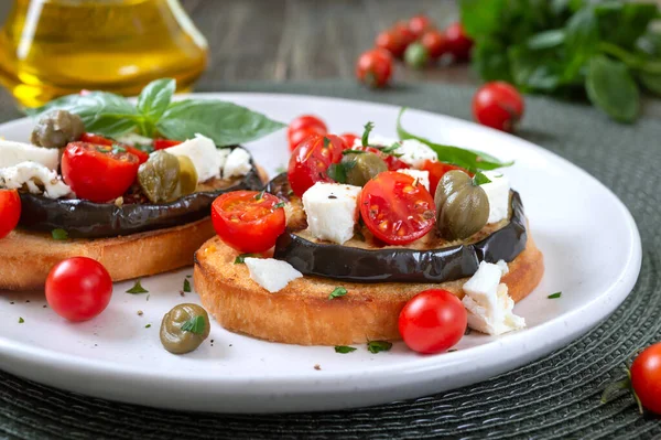 Fokhagymás Bruschetta Padlizsánnal Feta Cseresznyés Paradicsom Kapribogyó Hasznos Vegetáriánus Előétel — Stock Fotó