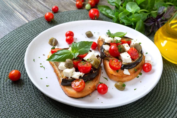 Bruschetta Ajo Con Berenjena Feta Tomates Cherry Alcaparras Útil Aperitivo — Foto de Stock