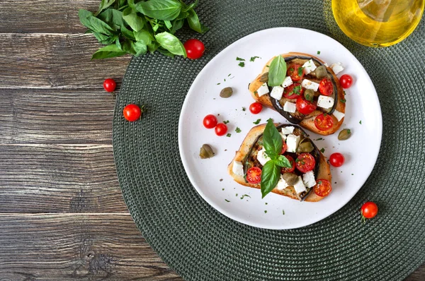 Bruschetta All Aglio Con Melanzane Feta Pomodorini Capperi Antipasto Vegetariano — Foto Stock