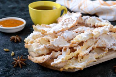 Fırça ağacı. Çayla reçelli pudra şekerli kızarmış kurabiyeler. Avrupa festivallerinde geleneksel bir ikram.