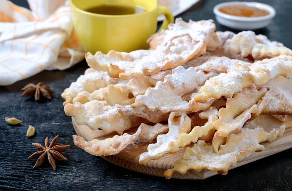 Reisig Knusprige Frittierte Kekse Puderzucker Mit Tee Und Marmelade Ein — Stockfoto