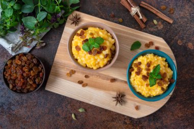 Pirinç ve kuru üzümlü kabak lapası. Lezzetli sağlıklı diyet kahvaltı. Uygun beslenme