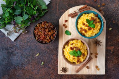 Pirinç ve kuru üzümlü kabak lapası. Lezzetli sağlıklı diyet kahvaltı. Uygun beslenme