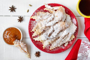 Fırça ağacı. Çayla reçelli pudra şekerli kızarmış kurabiyeler. Avrupa festivallerinde geleneksel bir ikram.