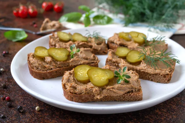 Canapes Kuřecím Játrem Nakládanými Okurkami Žitném Chlebu Chutný Zdravý Předkrm — Stock fotografie