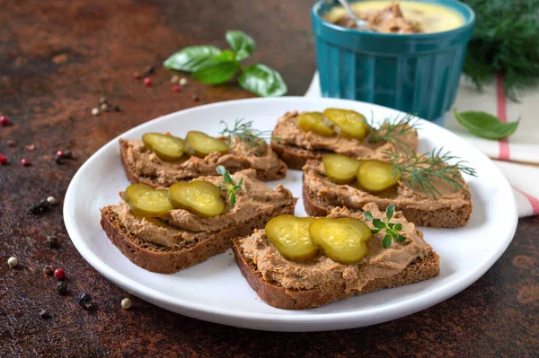 Канапе Куриным Паштетом Маринованными Огурцами Ржаном Хлебе Вкусная Здоровая Закуска — стоковое фото