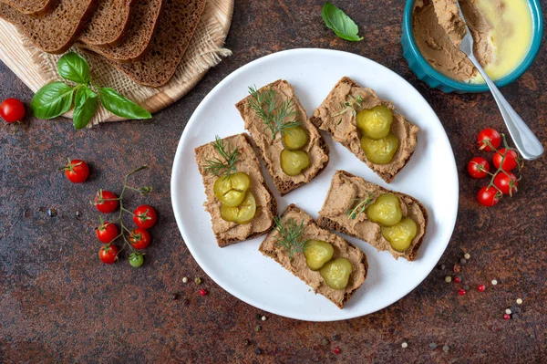 Канапе Куриным Паштетом Маринованными Огурцами Ржаном Хлебе Вкусная Здоровая Закуска — стоковое фото