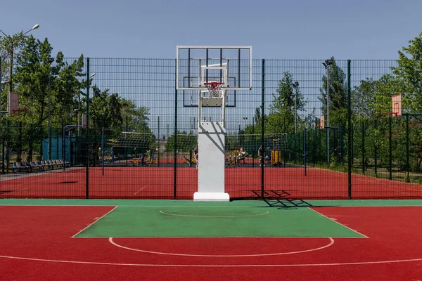 Outodor Barevné Basketbalové Hřiště Městském Parku — Stock fotografie