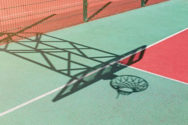 Schaduw Van Basketbal Hoepel Achtergrond Van Kleurrijke Hof — Stockfoto