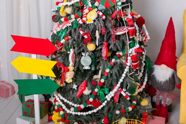 Разноцветный Пустой Знак Пробелами Текста Возле Рождественской Елки Новогодние Распродажи — стоковое фото