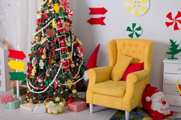 Mooie Kerst Interieur Met Kerstboom Geschenken Nieuwjaar Decoratie Kerstmis Achtergrond — Stockfoto