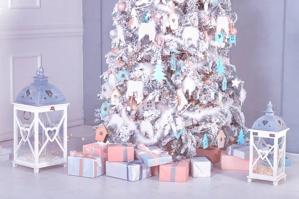 Hermosa Sala Casa Con Árbol Navidad Regalos Debajo Ella Linternas —  Fotos de Stock