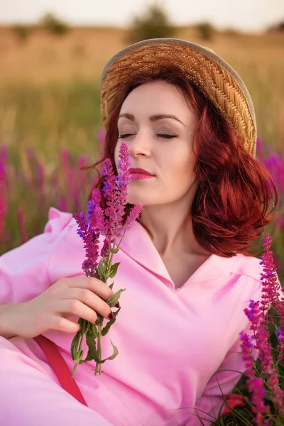 Kobieta portret lato. — Zdjęcie stockowe