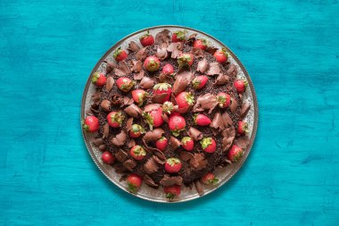 Çilekli çikolatalı kek. Mavi arkaplanda izole