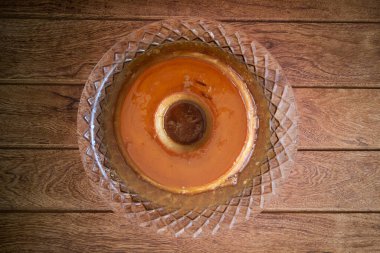 Sütlü puding. Üst Manzara. Ahşap arkaplan