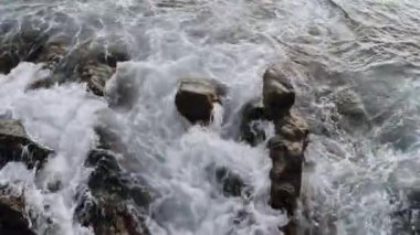 Deniz suyu akıntısı kıyıya ulaşıyor. Huzurlu sahil manzarası.