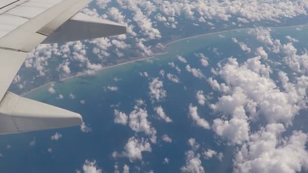 Vista Dal Finestrino Dell Aereo Sorvolando Nuvole Mare Continente — Video Stock