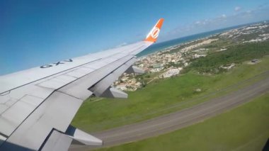 Salvador, Bahia - 13 Haziran 2017 - Uçak Şirketi Hedefi Salvador Bahia havaalanından denize doğru uçuyor