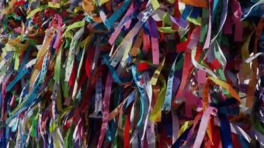 Salvador Bahia 'daki Sinyor Do Bonfim Kilisesi' nin girişinde ünlü renkli kurdeleler..