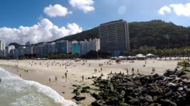 Rio de Janeiro Brezilya 'daki Leme ve Copacabana plajının videosu.
