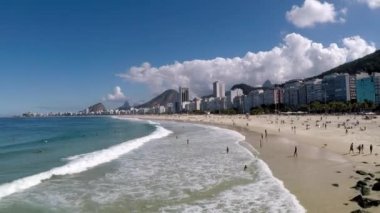 Rio de Janeiro Brezilya 'daki Leme ve Copacabana plajının videosu.