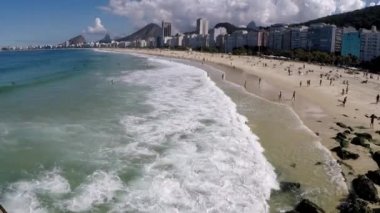 Rio de Janeiro Brezilya 'daki Leme ve Copacabana plajının videosu.