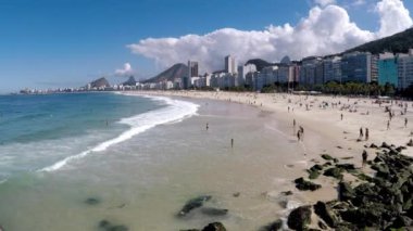 Rio de Janeiro Brezilya 'daki Leme ve Copacabana plajının videosu.