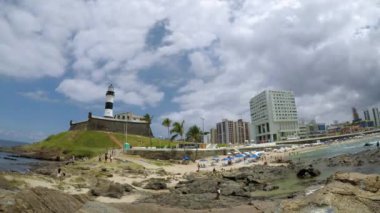 Barra Sahili 'nin ve Salvador Bahia' daki Barra Deniz Feneri 'nin zamanaşımı manzarası.