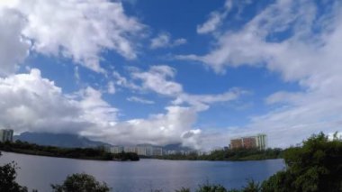 Marapendi gölünde bulutlar ve mavi gökyüzü ile video zaman atlaması. Rio de Janeiro Brezilya.